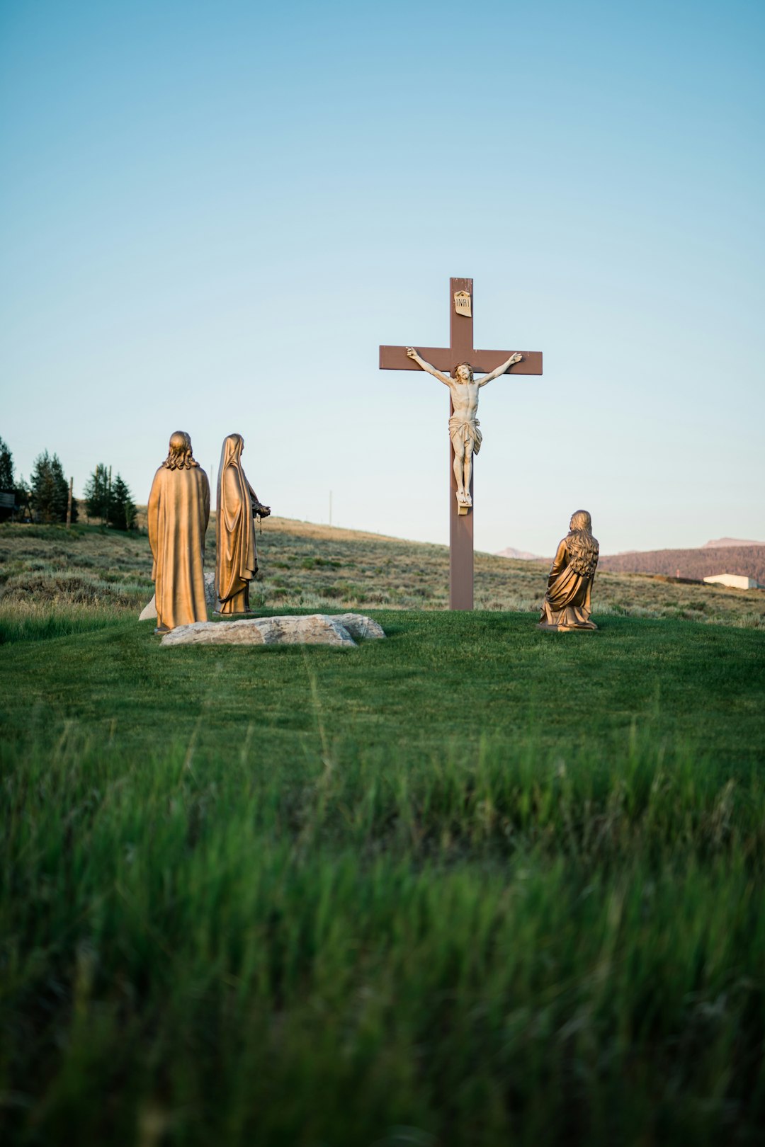 crucifix-statue-on-green-grass-vkr8qbzcidc